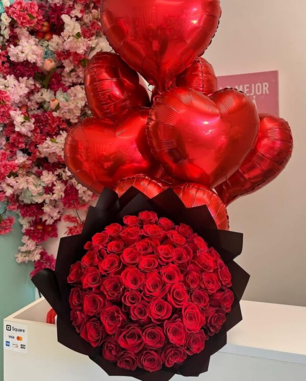 Ramo de 80 rosas + globos en helio