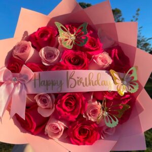 Ramo rosas con mariposa + cinta personalizada