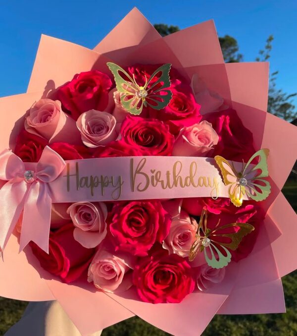 Ramo rosas con mariposa + cinta personalizada