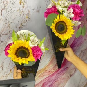 Cono mix (girasol, astromelia, clavel y follaje)