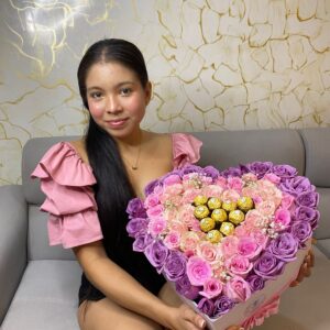 Corazón extra grande en rosas + chocolates